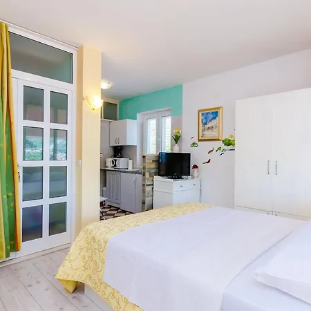 Apartment Avdic - With Balcony And Sea View
